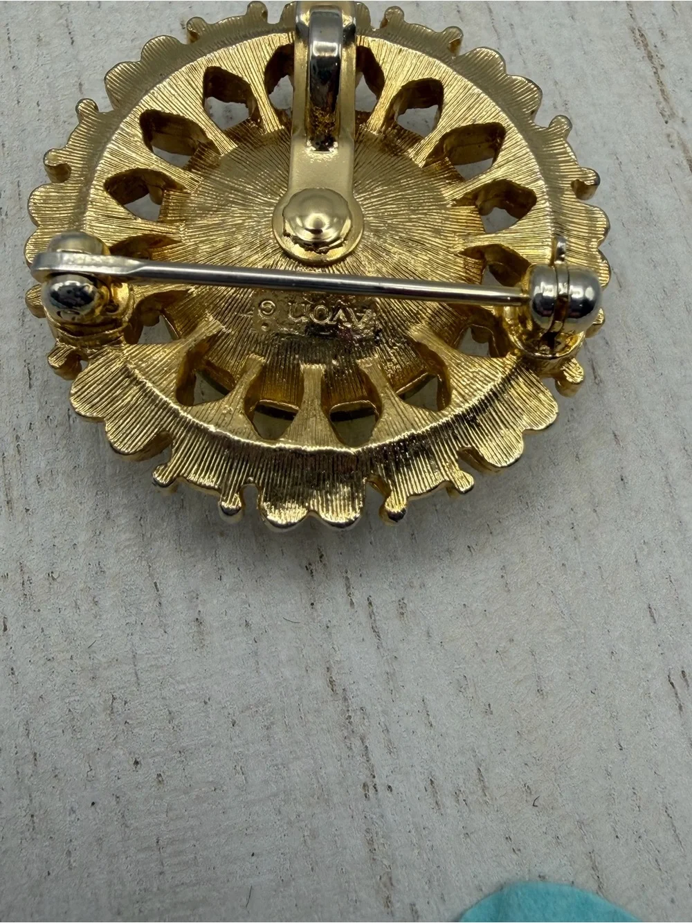Avon 1974 Sun Brilliants Gold-tone Pendant Brooch With Yellow- Green Stone